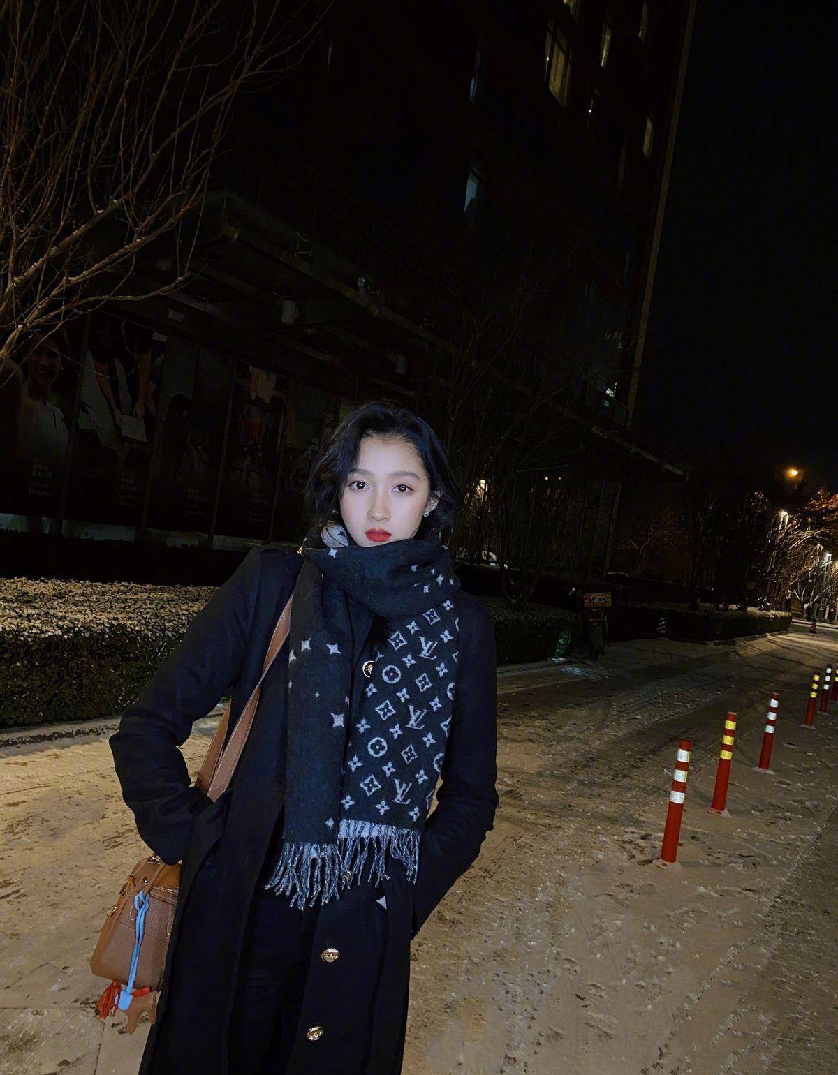 雪场 关晓彤亮相冬奥雪场，蓝白扎染羽绒服搭配毛线帽，清爽时髦又保暖