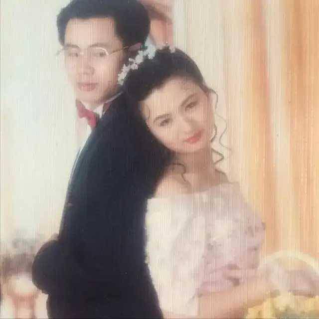 10張80年代結婚照,懷疑當年我爸是怎麼追到我媽的?_表情