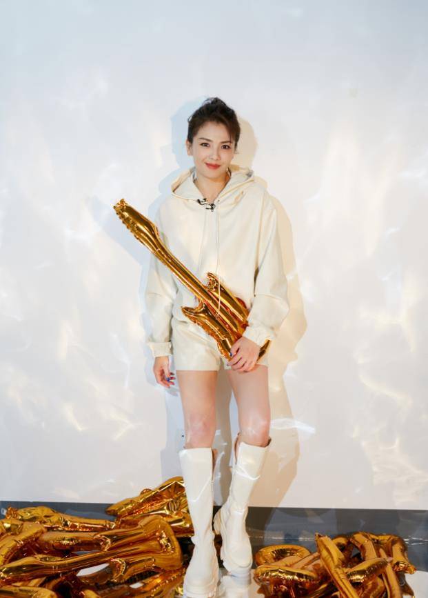 运动服 刘涛穿运动装比穿礼服还美，白色卫衣配短裤，扎丸子头显瘦又显嫩