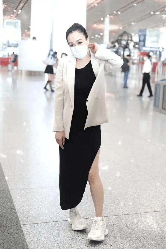 身材 51岁钟丽缇真没“大妈”样,穿高开叉连衣裙配西装,时髦又洋气