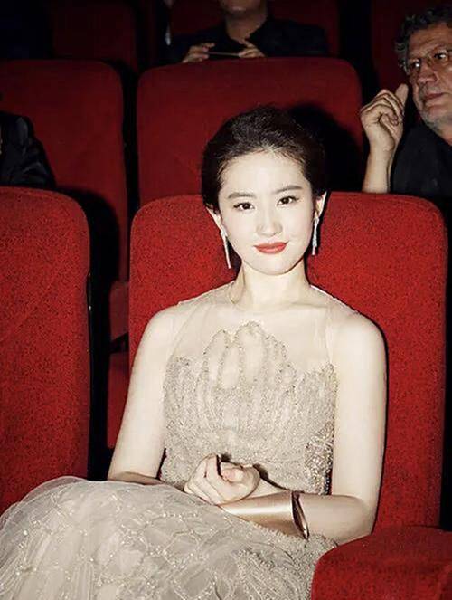 身材 刘亦菲再现“天仙气质”,穿香槟色长裙闪耀现身,外国人惊艳了