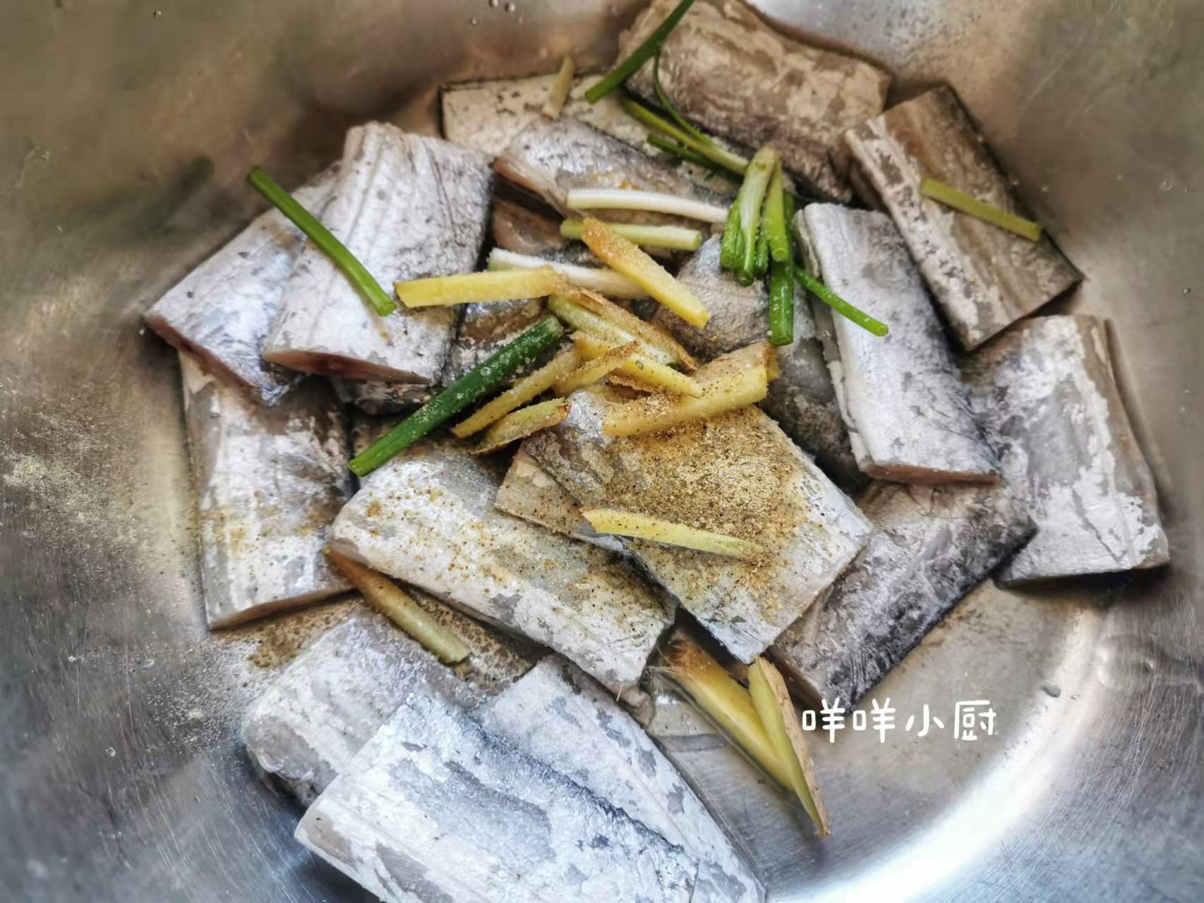 做法|带鱼这样做可以媲美鱼罐头，鱼骨酥烂好吃，家里有电饭煲的都能做