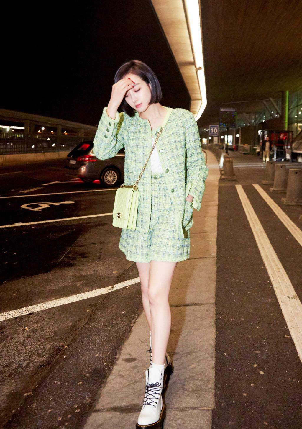 发型最适合三四十岁的女性短发，搭配一套显白的衣服单品，穿出高级感