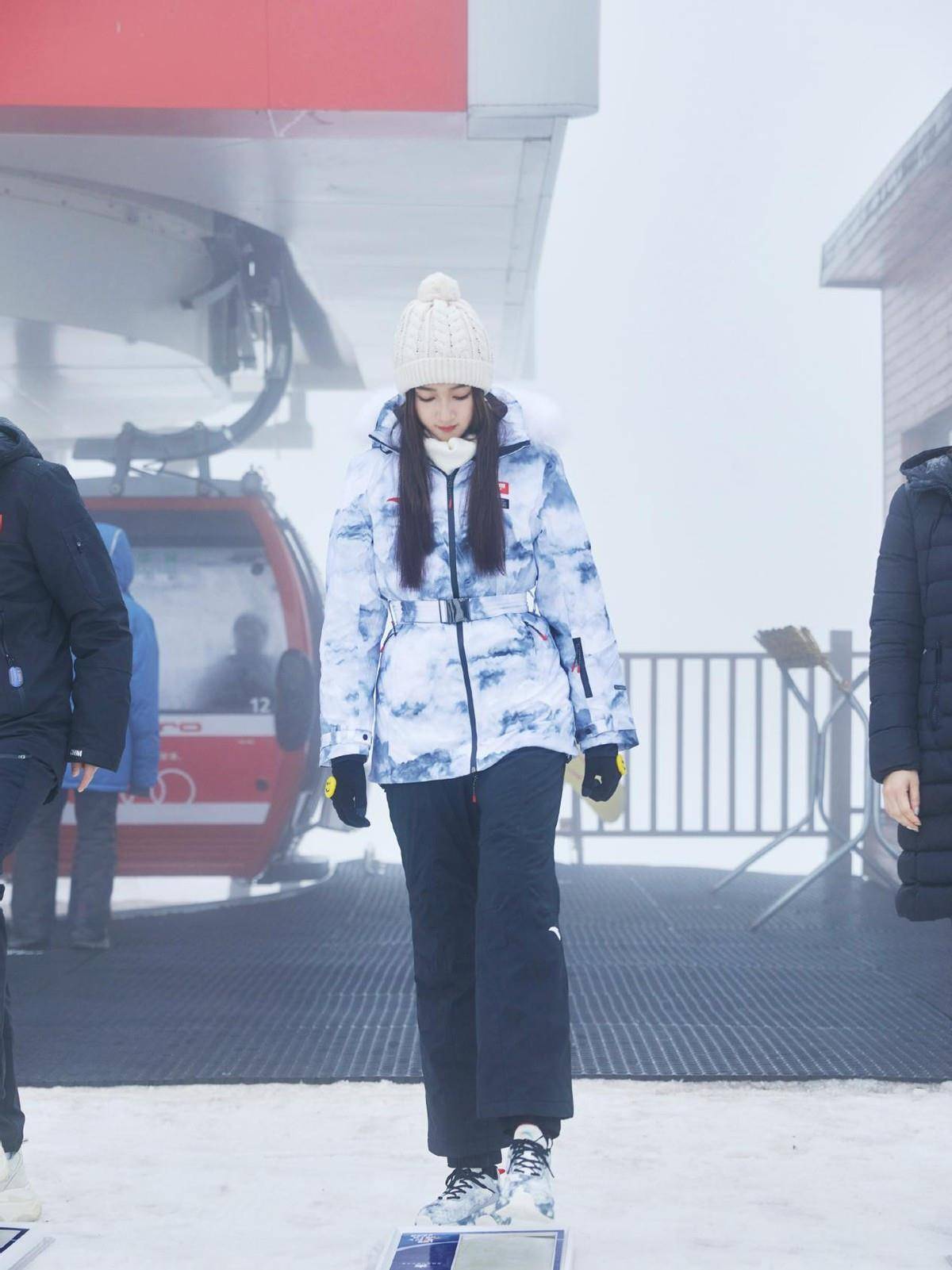 雪场 关晓彤亮相冬奥雪场，蓝白扎染羽绒服搭配毛线帽，清爽时髦又保暖