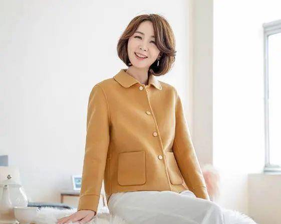 女士 50岁妈妈冬天穿衣想显年轻？6款毛呢大衣穿搭参考，时髦又气质