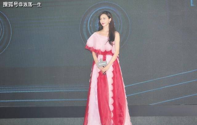 漂亮 林志玲身材保持的真好，皮肤Q弹看着还滑溜，迷人曲线身材惹人羡