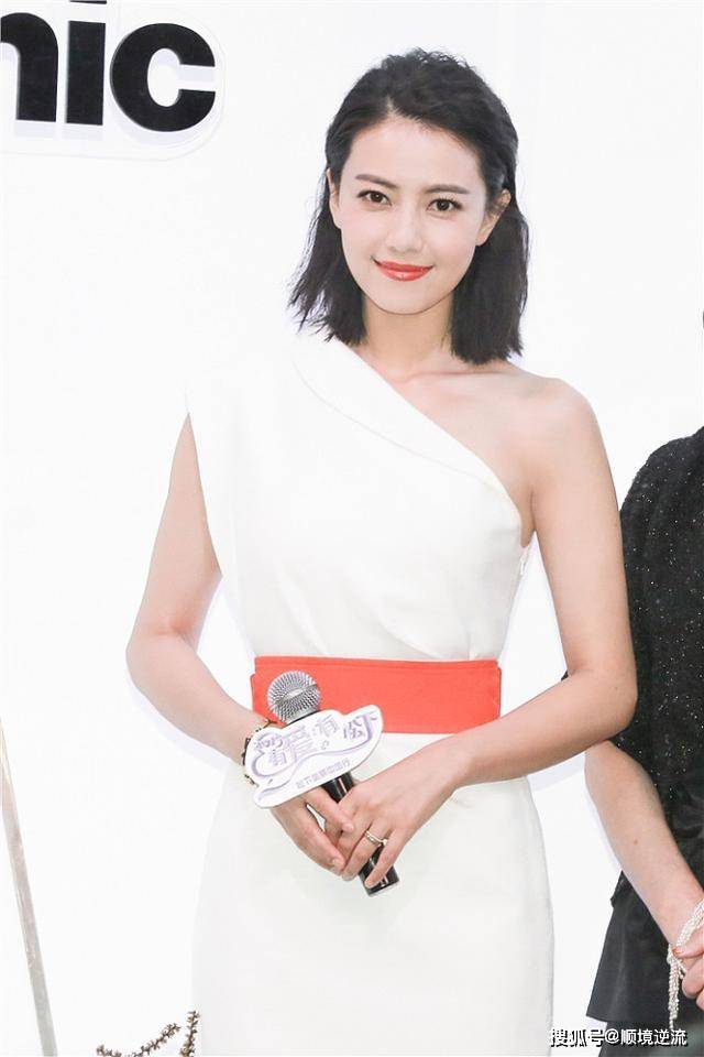 显得 高圆圆真有气质，白色服装穿在她身上看着真高级，太漂亮了