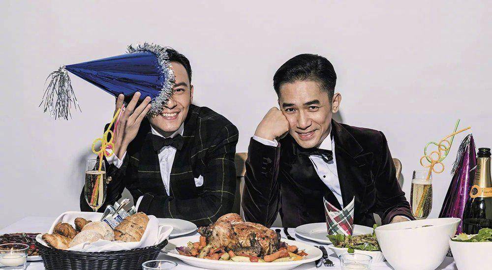 梁朝伟 59岁梁朝伟真会打扮！穿500 夹克配小脚裤合影，发际线后移显沧桑