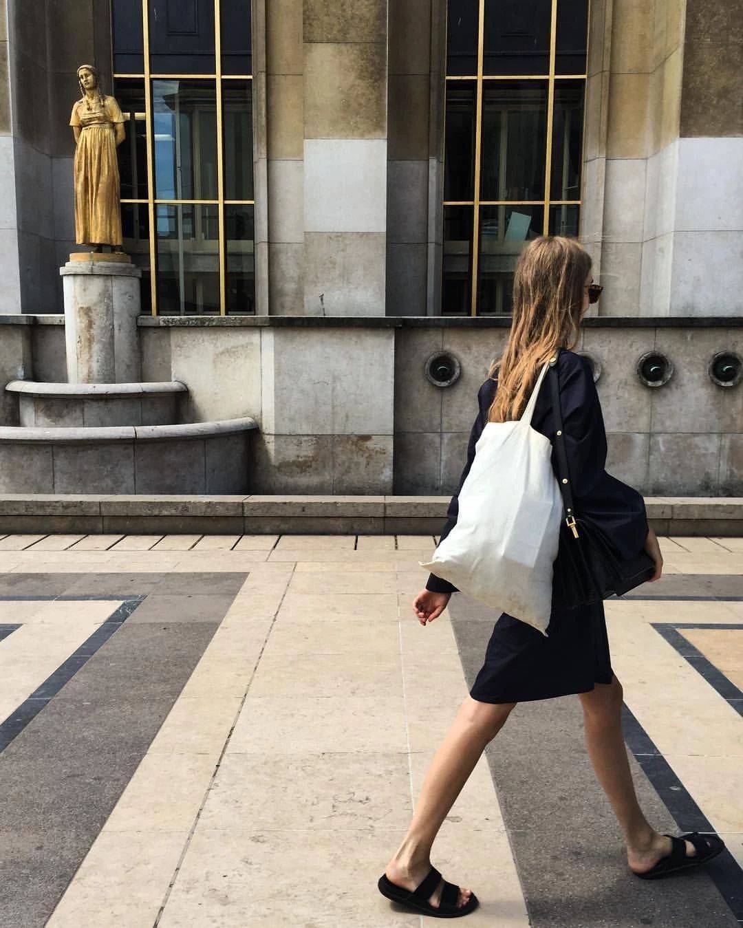 chic 穿衣搭配女：不妨直接将男友的大一号衬衫穿起，还可以秀的一手好恩爱