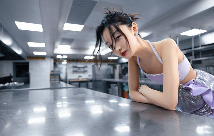 周冬雨 周冬雨在机场出现，一席黑色长裙让摄影师都为之震惊！