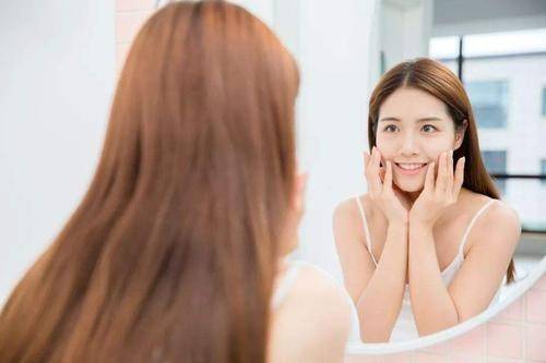 进行兰馨肌肤顾问老师：卸妆水和卸妆油哪个更好
