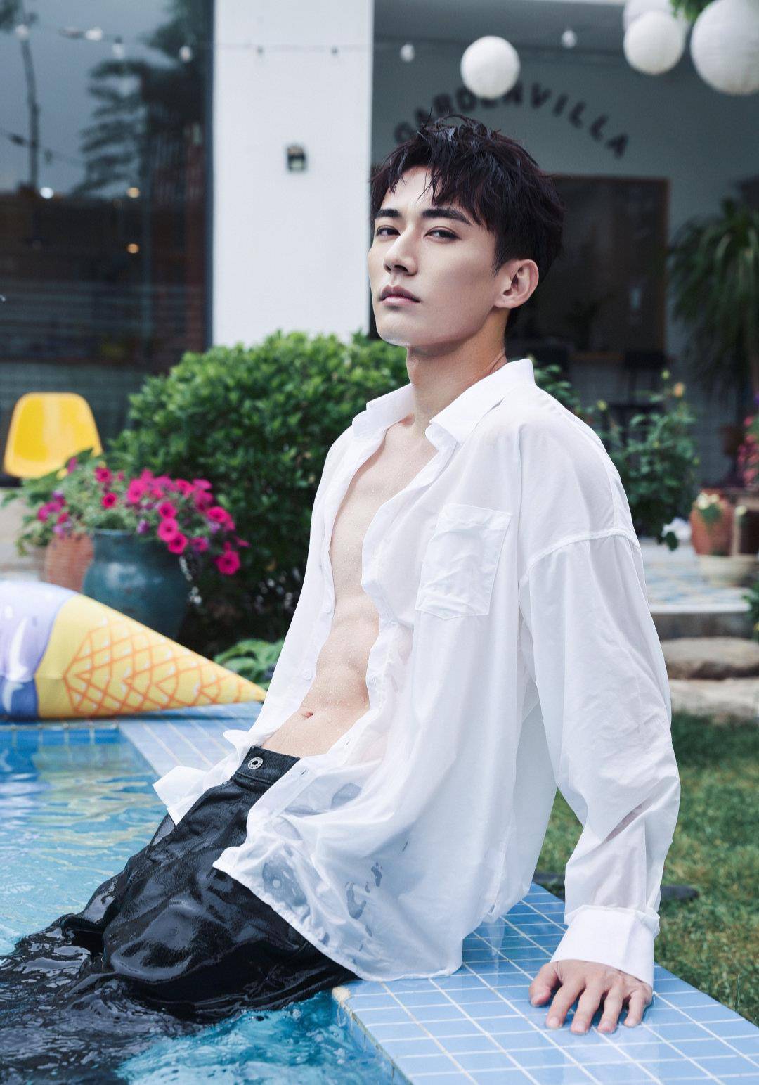 张予曦|手摸腹肌、衬衫吻、氛围感拉满，这才是成年人该看得剧！