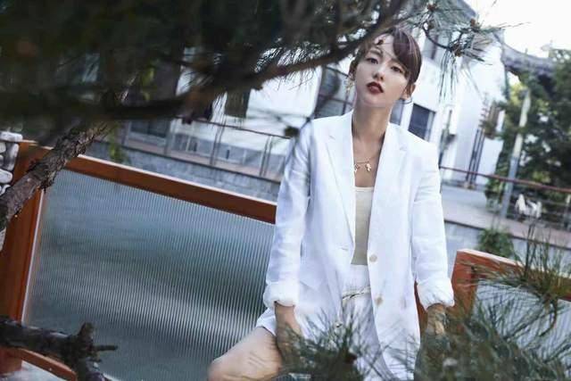 整体 张嘉倪的身材太迷人,鹅黄流苏旗袍淑女有气质,微卷长发俏皮可爱