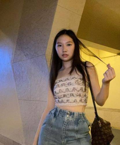 父亲 甄子丹17岁女儿近照曝光，穿露脐背心身材丰腴，俏皮可爱追求时尚