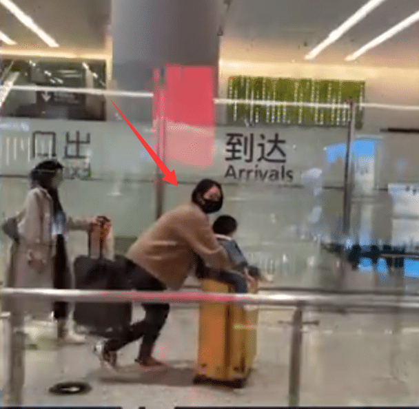 行李箱 郭碧婷现身机场，用行李箱推着女儿跑，看到镜头迅速遮挡女儿正脸