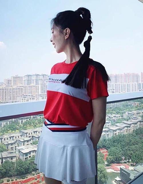 短裙 迪丽热巴、赵丽颖又把短裙带火了,白短袖黑短裤,优雅时尚还好看