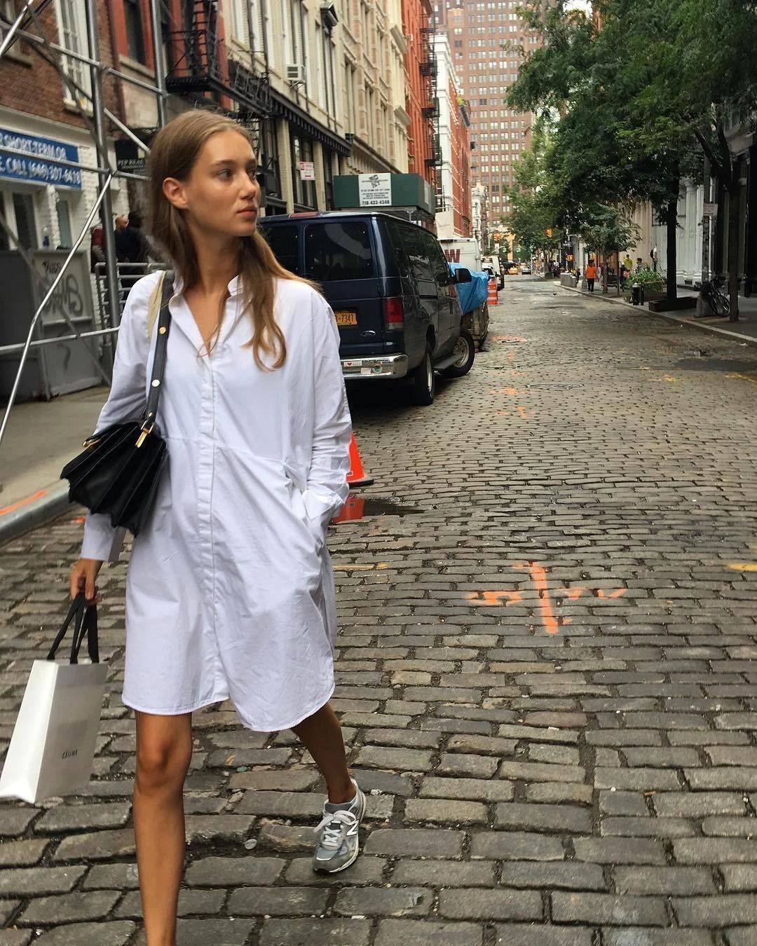 chic 穿衣搭配女：不妨直接将男友的大一号衬衫穿起，还可以秀的一手好恩爱