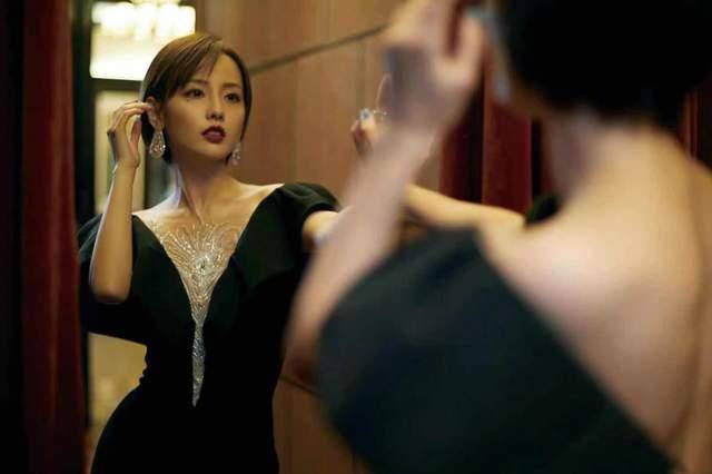 整体 张嘉倪的身材太迷人,鹅黄流苏旗袍淑女有气质,微卷长发俏皮可爱