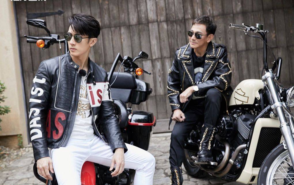 父子 吴尊父子罕见同框，70多岁吴爸穿卫衣好显年轻，和儿子看着像兄弟