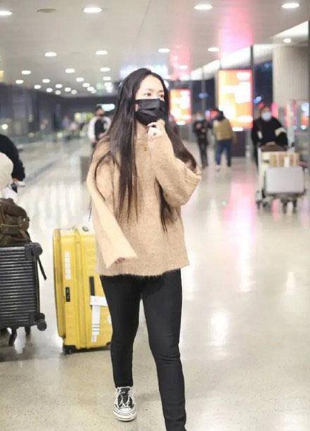 马海毛 郭碧婷久违露面，穿马海毛毛衣配紧身裤走机场，毫无二胎迹象