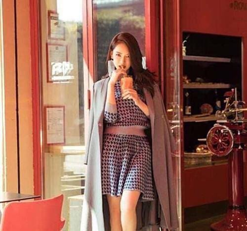 短裙 迪丽热巴、赵丽颖又把短裙带火了,白短袖黑短裤,优雅时尚还好看
