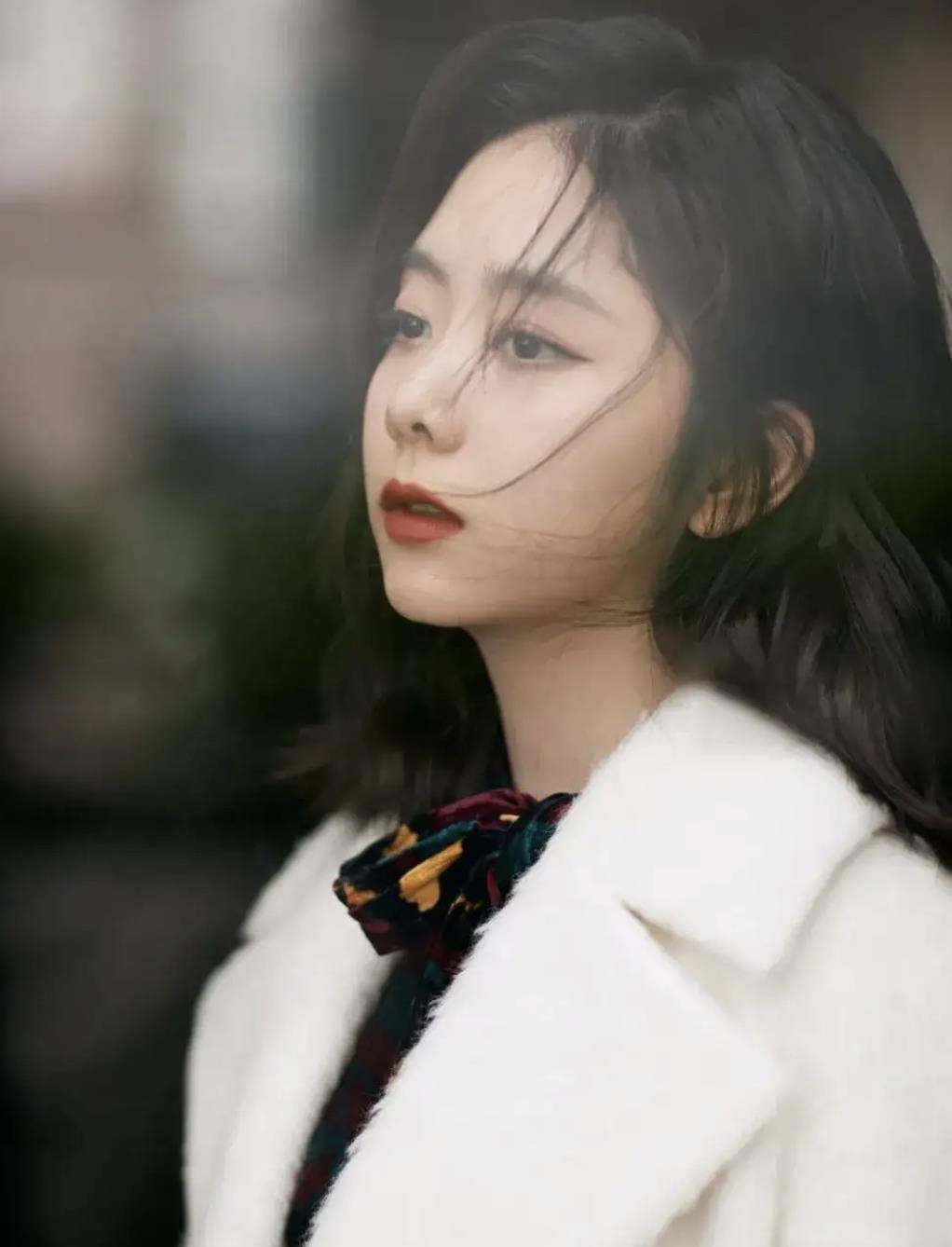 整体 谭松韵终于不再扮嫩，呢子外套配印花裙，这才是31岁该有的气质