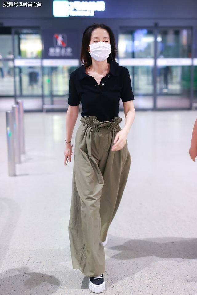 刘敏涛 刘敏涛私下真接地气，身穿拼接棉服配运动裤，一点没有明星架子