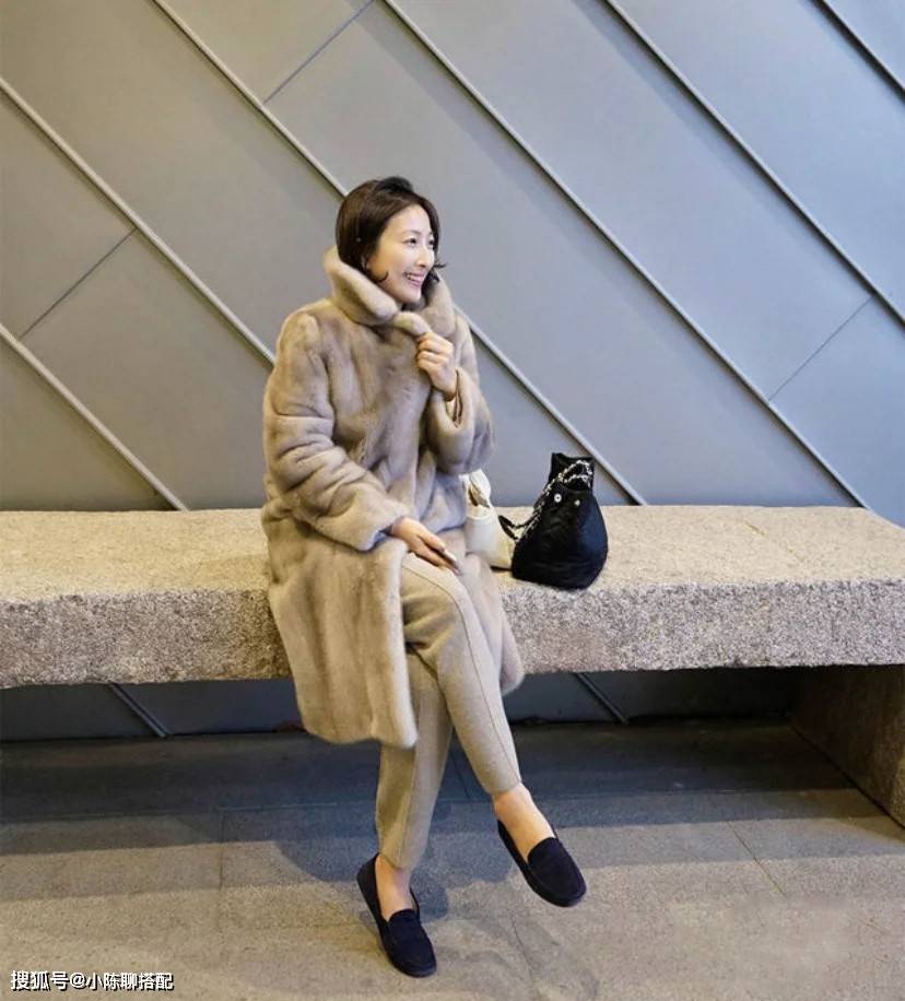 大衣 这才是50岁女人的穿衣日常，保暖不显老，普通人可照搬