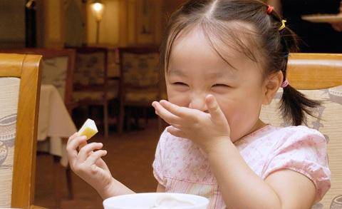 面包|妈妈晒女儿和老公早餐，网友：明明同一块面包，差距咋这么大呢？