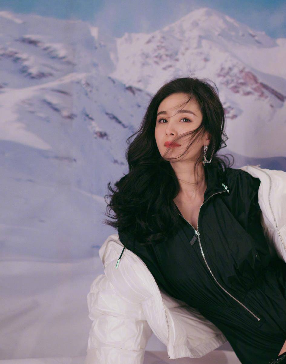 润色 杨幂太会穿,连体裤搭配过膝靴,藏不住的大长腿!