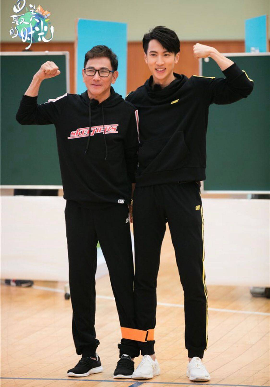 父子 吴尊父子罕见同框，70多岁吴爸穿卫衣好显年轻，和儿子看着像兄弟