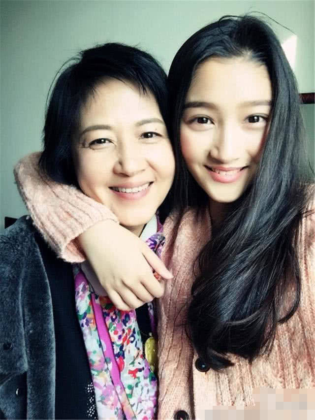 面对这样的关晓彤,在得知她还有一个亲生姐姐关晓珊的时候,大家脑海中