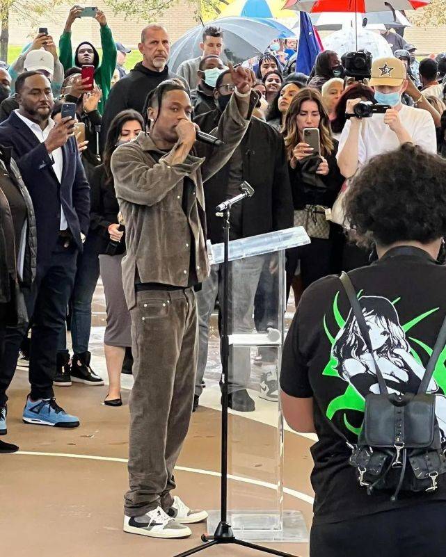 Low 取消发售了吗？Travis Scott x AJ1"新倒勾"联名实物又被泄露！