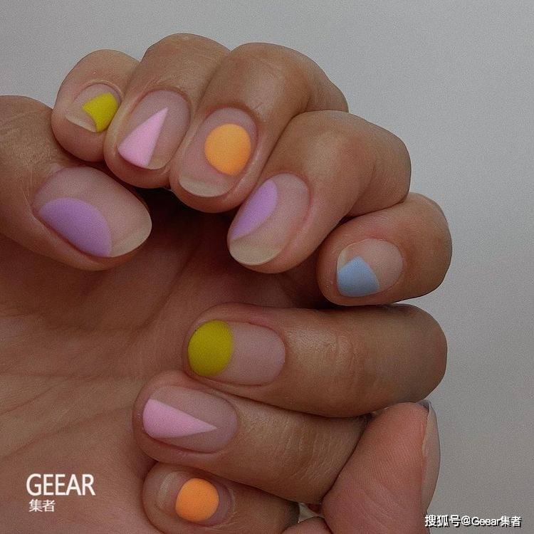 指甲以简约线条和色彩勾勒出令人注目的优雅款式！