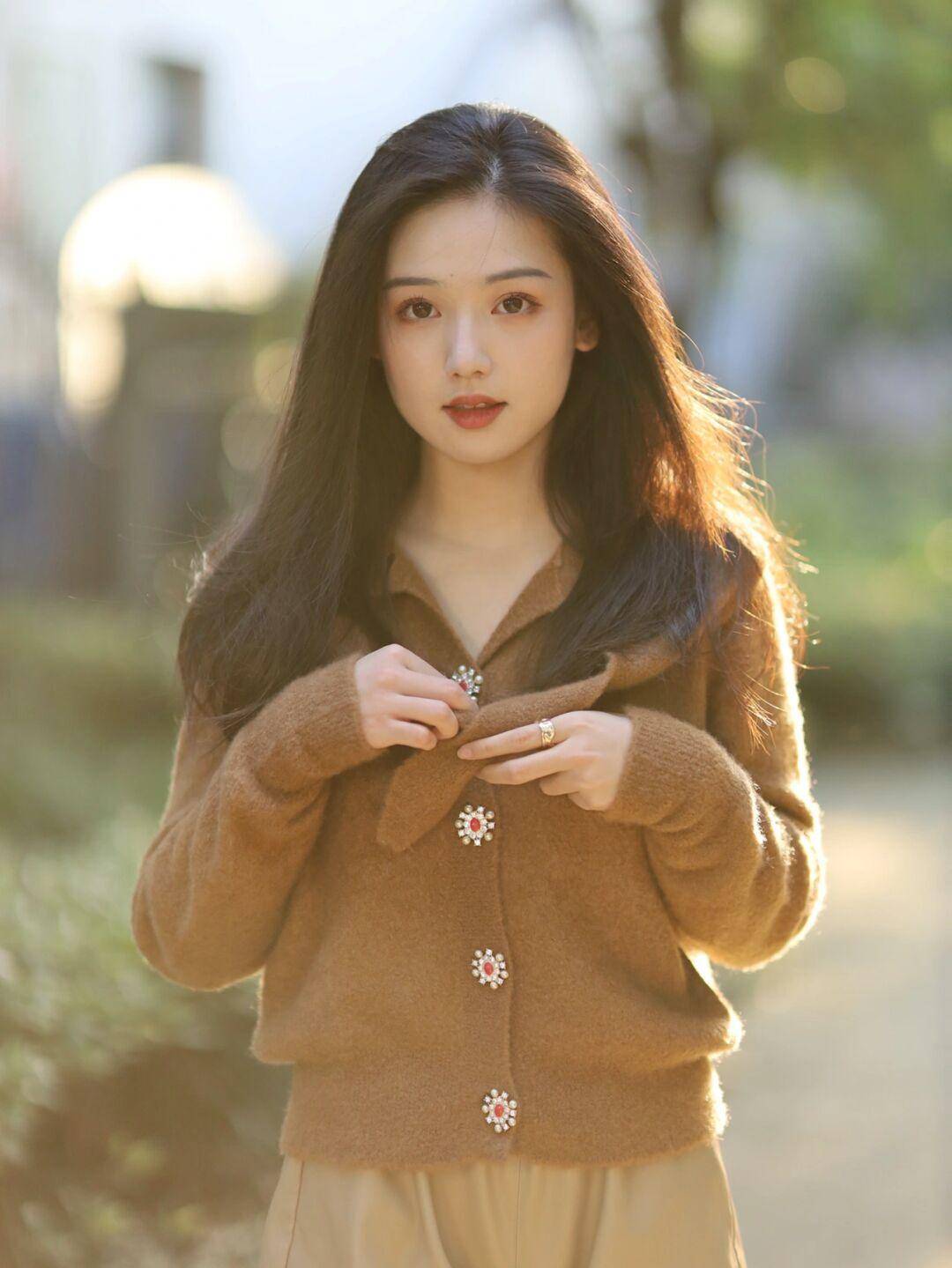 设计 毛衣才是冬季的必备单品,为你分享几个实用款,百搭温柔又显气质