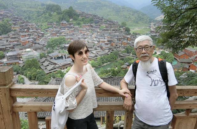 设计 陈法蓉带父亲旅游！蕾丝上衣搭配阔腿裤清爽简约，父女同框超温馨