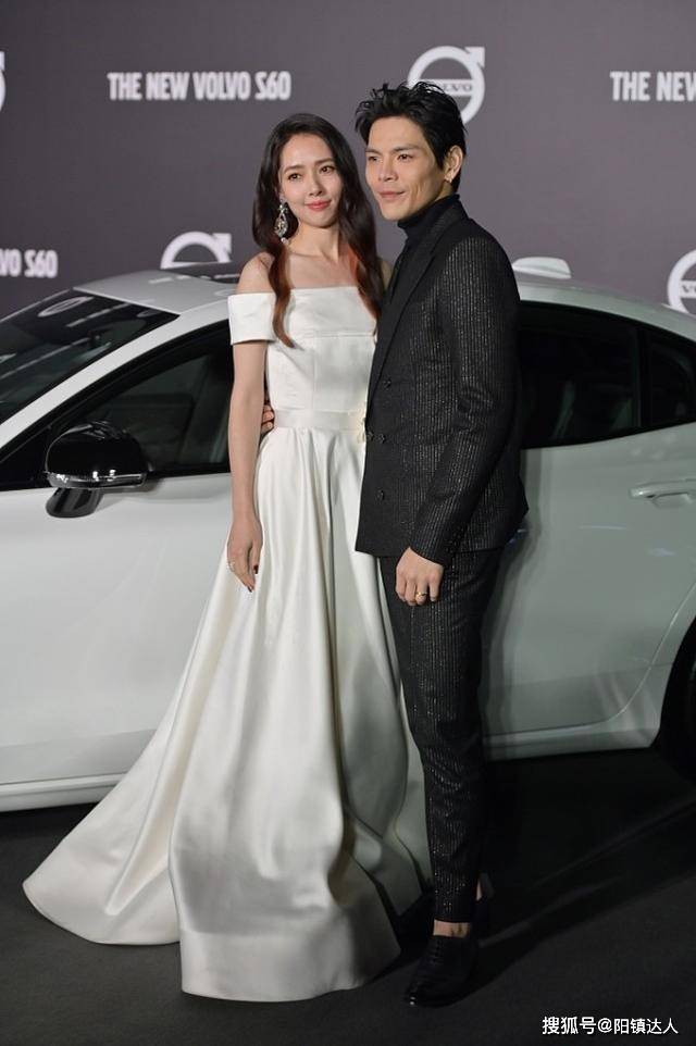 形象 郭碧婷与向佐好恩爱,“黑白穿搭”似情侣装,高级有范,十分闪耀