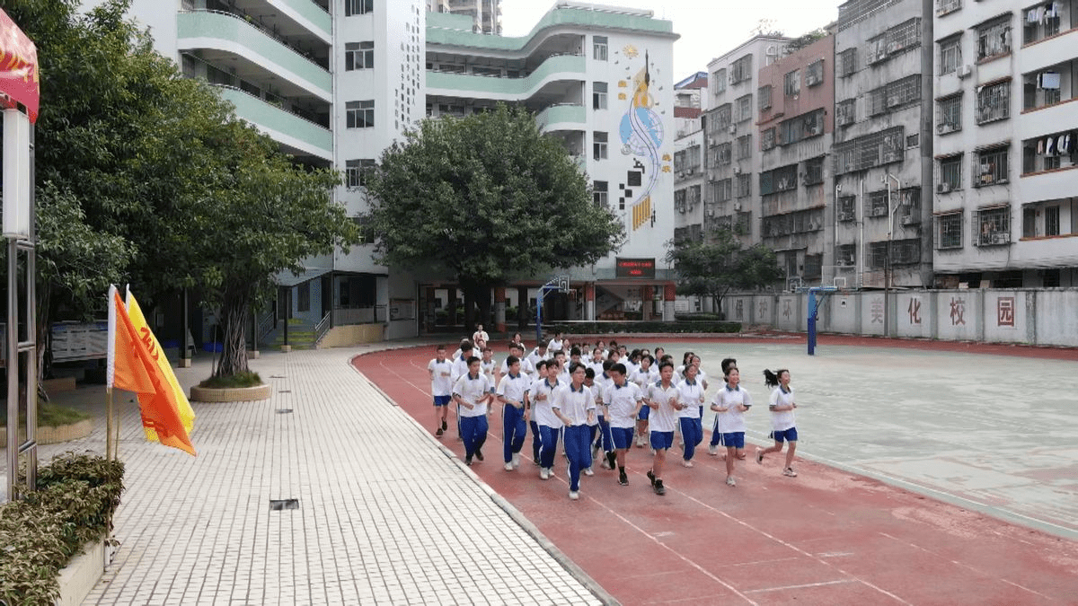 捐赠仪式上,广州市第六十七中学党支部书记,校长韩志捷代表学校,接受