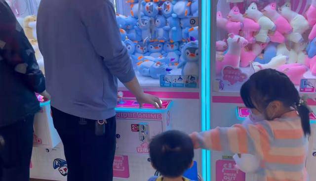 事件|田静一家四口抓娃娃，姚威不负众望，奇奇一脸崇拜