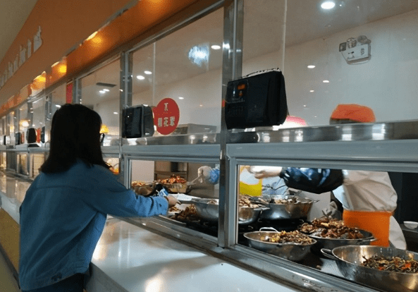 原创女大学生忘带饭卡食堂阿姨破例打饭学生转身将其举报获奖励