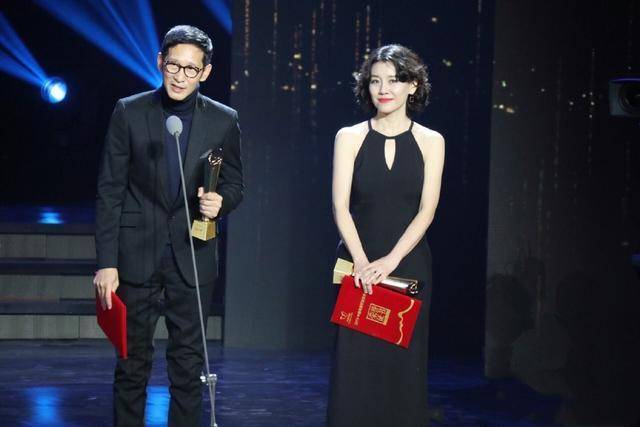 发型 刘琳终于换发型！复古卷发配黑色连衣裙摩登精致，尽显东方韵味美