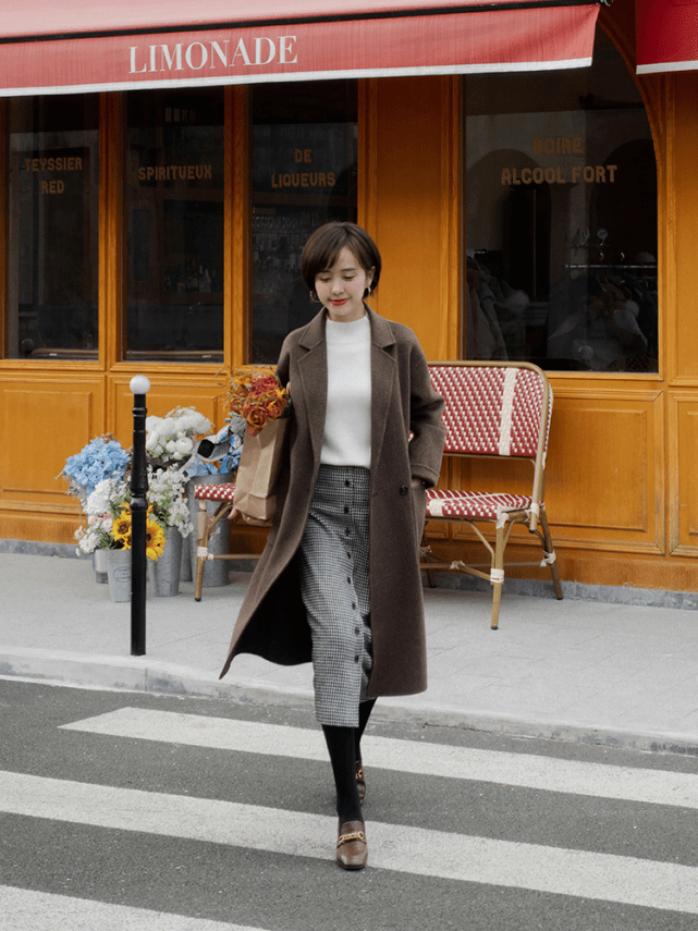 下半身 不管穿大衣还是针织衫，下半身尽量搭“格纹裙”，复古时髦还显瘦