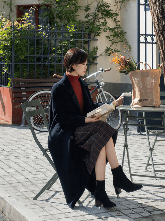 下半身 不管穿大衣还是针织衫，下半身尽量搭“格纹裙”，复古时髦还显瘦