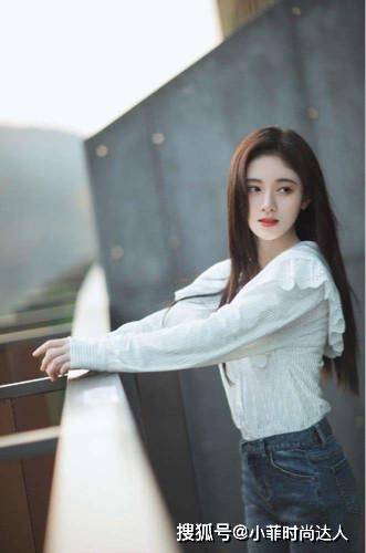 领口处 被鞠婧祎的穿搭甜到了，甜美可爱元气十足，穿什么都洋气又好看