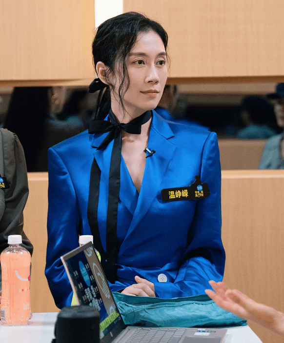 温峥嵘 温峥嵘才是真“戏精”,演啥像啥穿衣还高级,西装显出成熟女人味