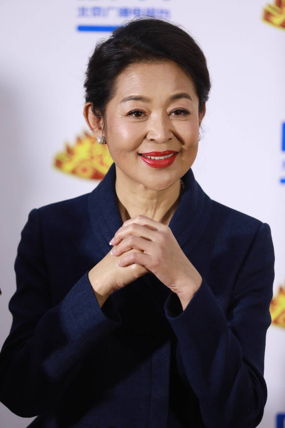 倪萍,作为央视栏目的金牌主持人,国家二级演员,作家