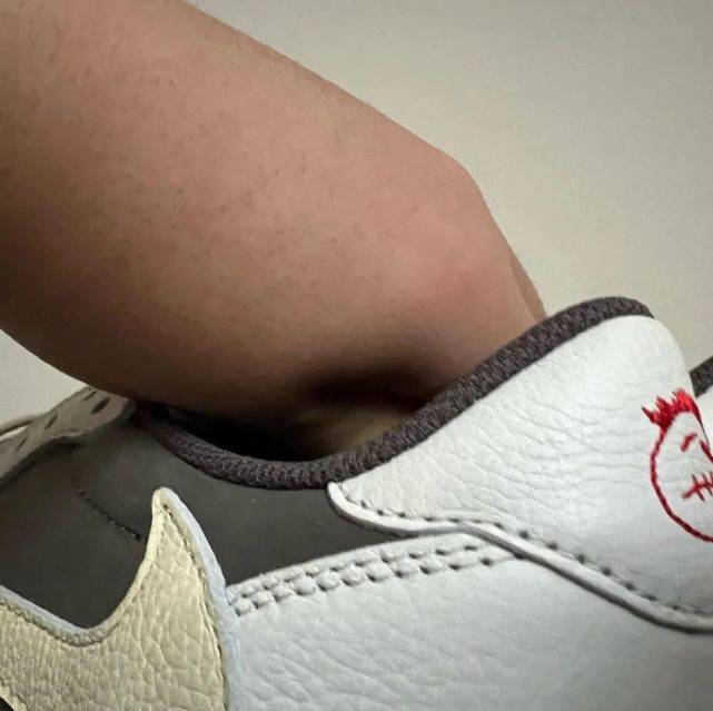 Low 取消发售了吗？Travis Scott x AJ1"新倒勾"联名实物又被泄露！