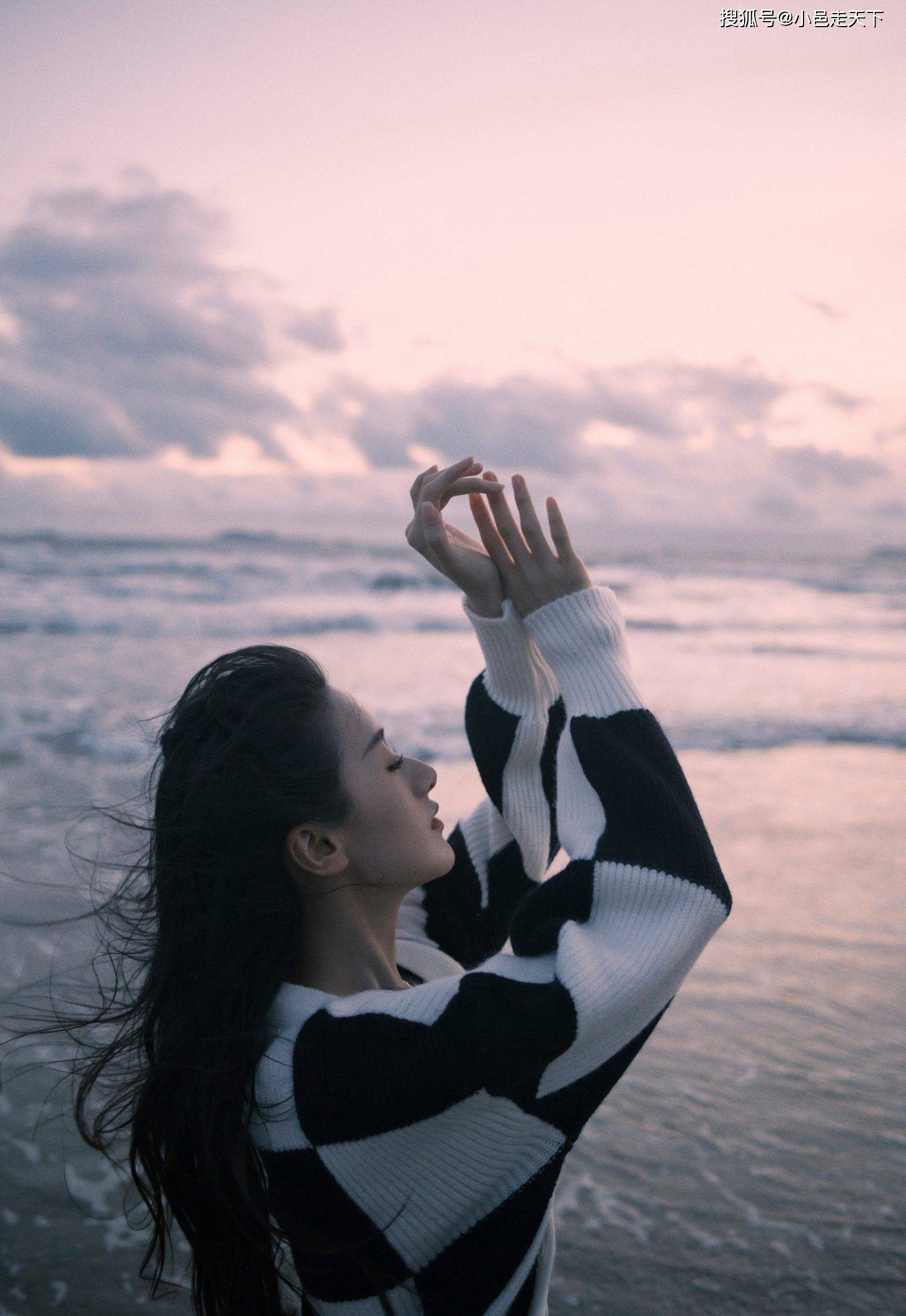 袁冰妍黑白毛衣海边写真