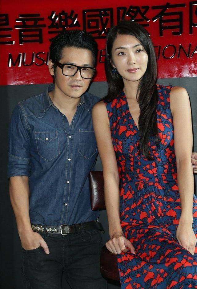 魅力 吴速玲曹格罕见同框！一袭印花连衣裙优雅高贵，高级脸太抢镜