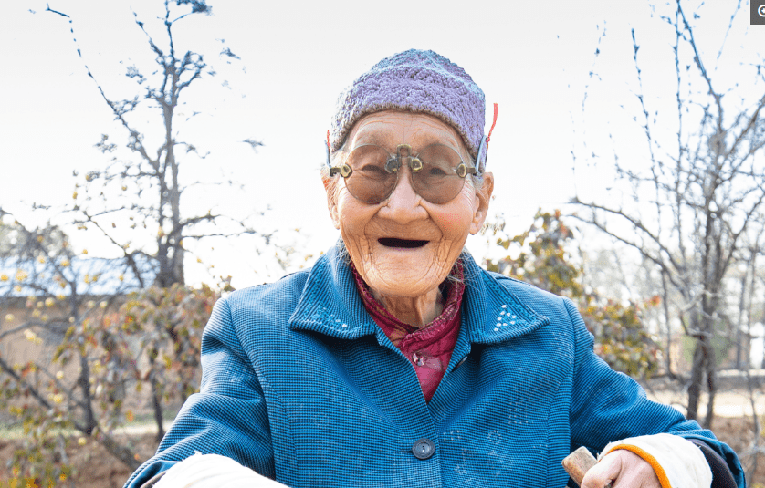 92岁老人天天戴着近百年的石头镜，给多少钱都不卖，听她怎么说！